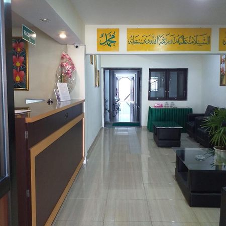 Hotel Meganita Mamuju Экстерьер фото