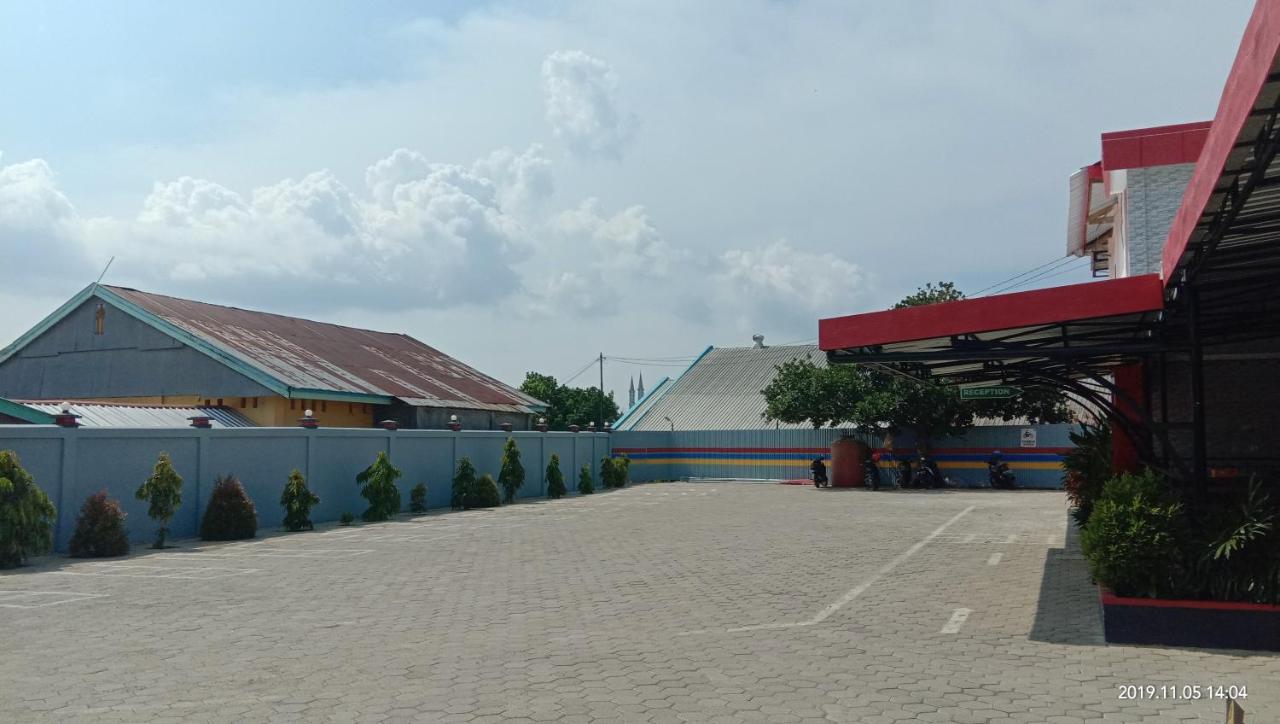 Hotel Meganita Mamuju Экстерьер фото