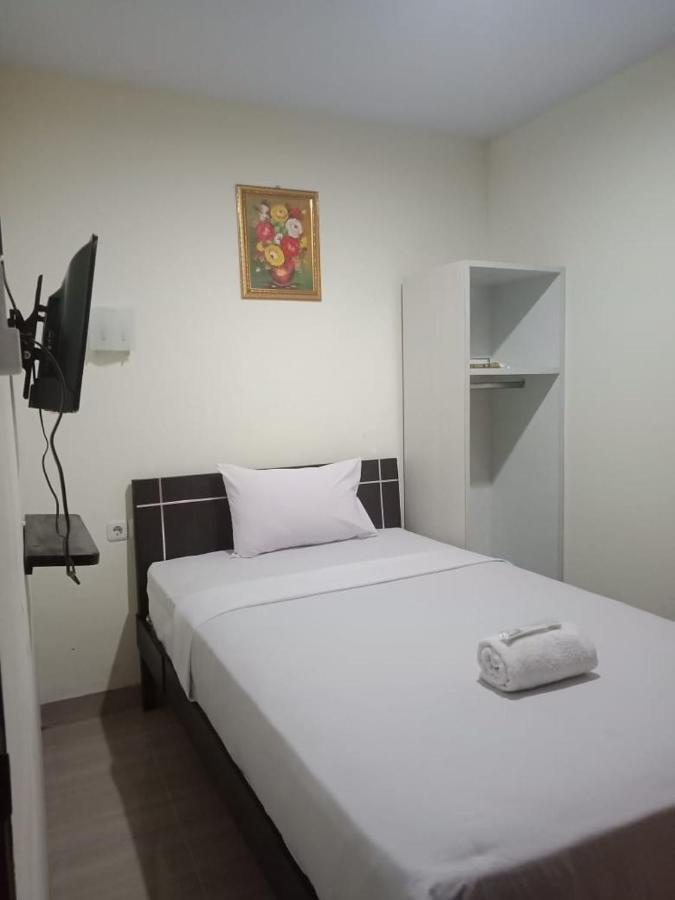 Hotel Meganita Mamuju Экстерьер фото